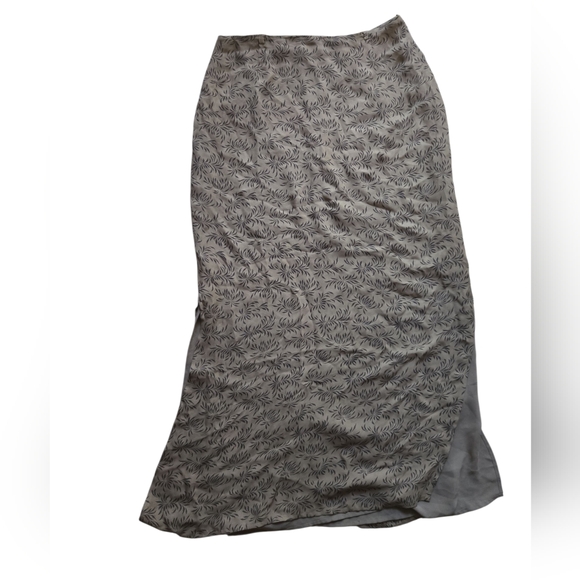 Banana Republic Olive Green Patterned Maxi Skirt 100% Silk ~Size 6 - Picture 1 of 6